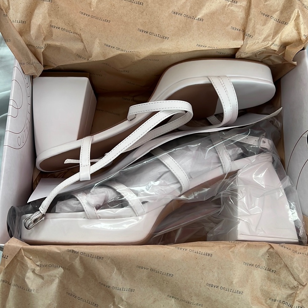 BNIB URBAN OUTFITTERS UO OLIVE STRAPPY HEEL WHITE
